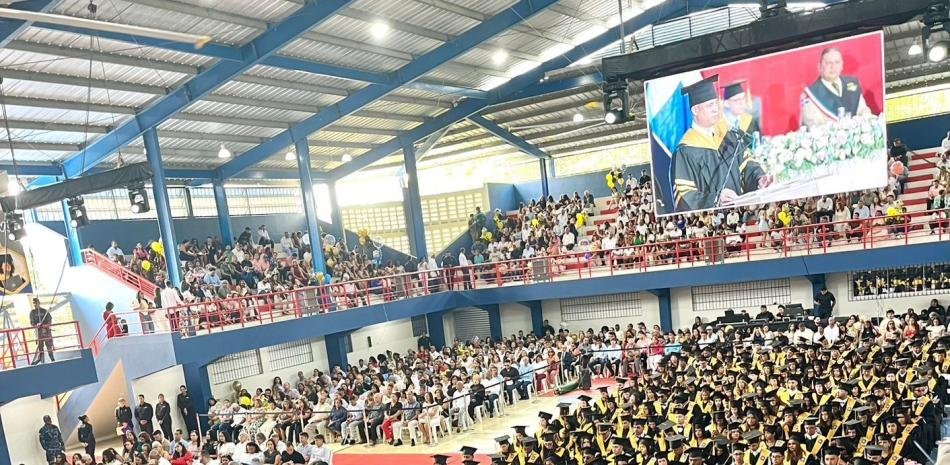 La UCNE Soltó un Coro de Graduandos: ¡A romperla en el patio!