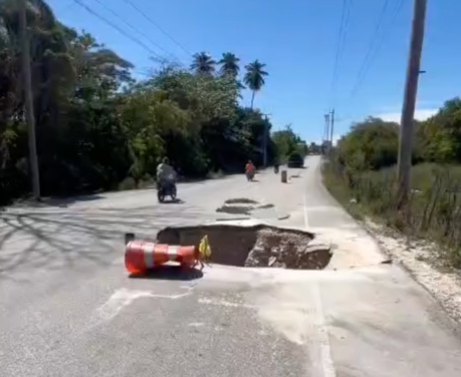 La ‘Vaina’ del Socavón en El Cachón: ¡Alerta para el ‘Tigueraje’ de Barahona! La Situación del Socavón en El Cachón: Alerta para los Conductores de Barahona
