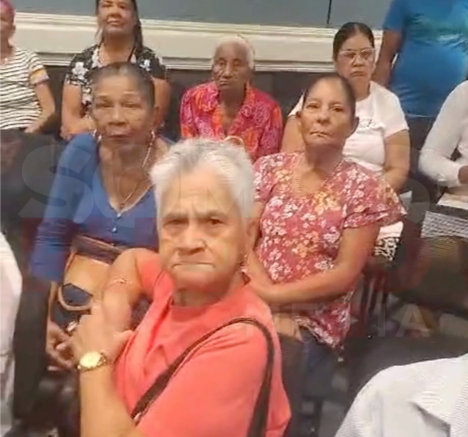 ¡Vaina Grande! Pensionados de Los Alcarrizos claman por sus ‘chelitos’ Pensionados de Los Alcarrizos claman por sus pagos