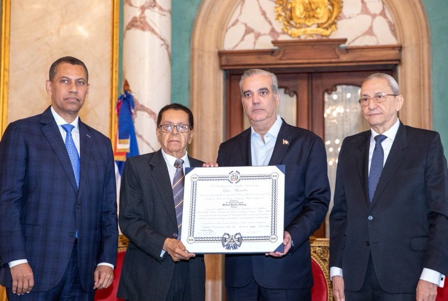 Un Tigueraje de Valor: Reconocen a Orlando Martinez con Orden Duarte, Sanchez y Mella