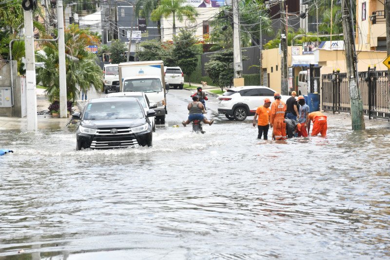 Aguaceros Desnudan Drenajes en Santo Domingo