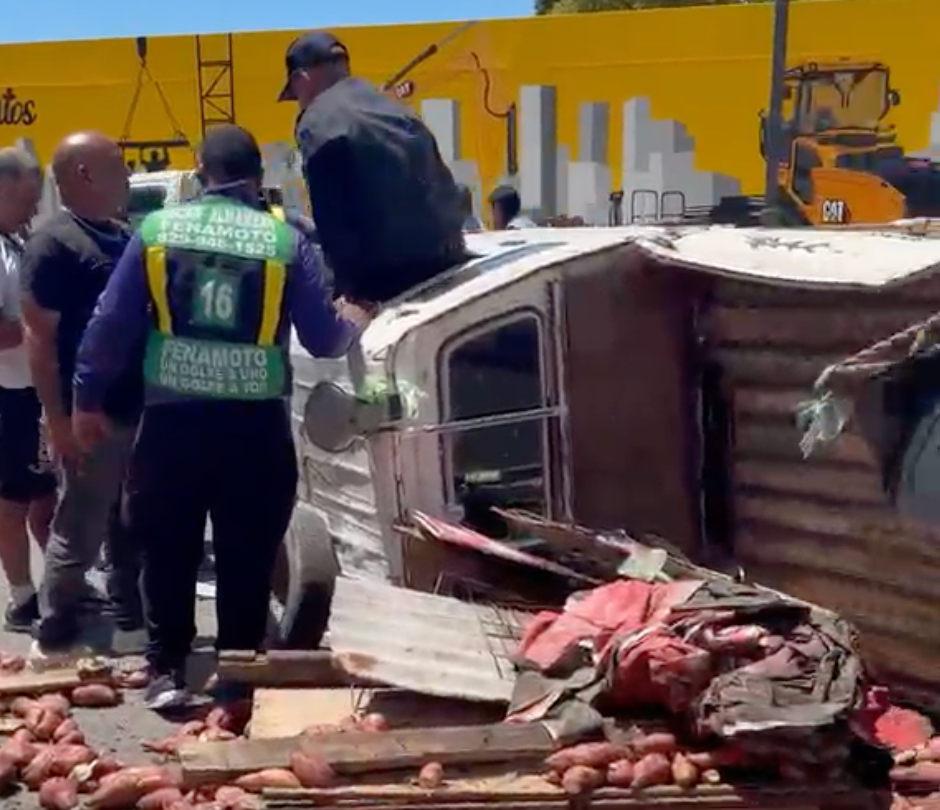 ¡Tremenda ‘Vaina’ en la Duarte! Camioneta Platanera Volcada y el Tigueraje en Peligro Accidente en la Autopista Duarte: Camioneta Volcada Frente a Estación Franklin Mieses