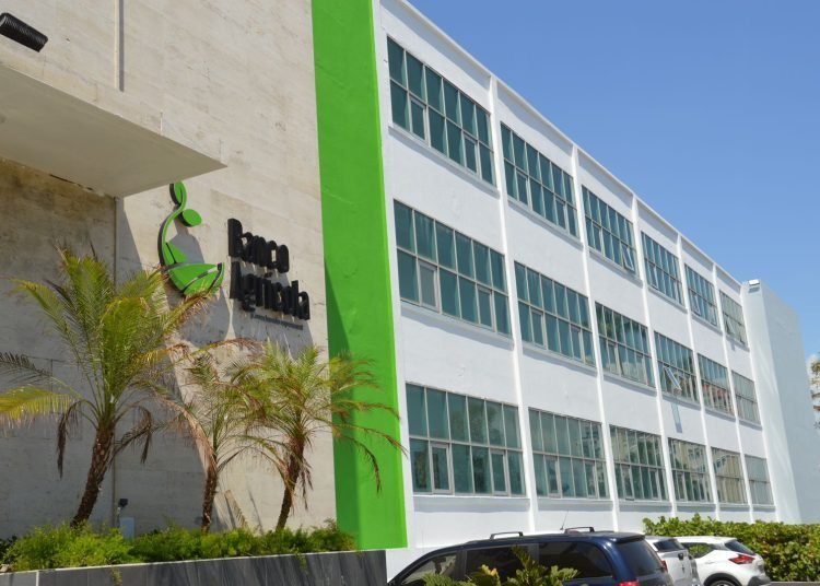 Los Gastos del Banco Agrícola se Disparan