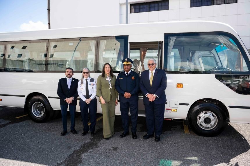 Banreservas dona minibús a Bomberos del Distrito Nacional