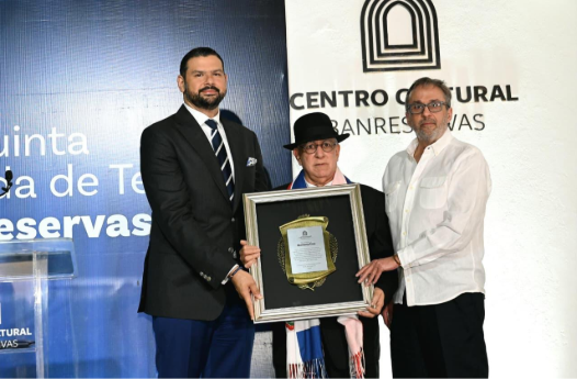 Banreservas Reconoce la Trayectoria de Giovanny Cruz en el Teatro Dominicano