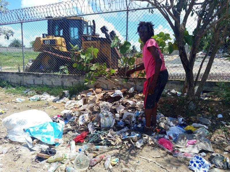Buzos de Haina: La vida de buscar entre la basura