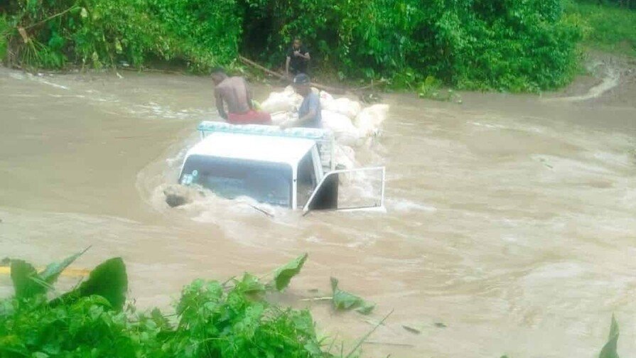 Camión se Atrapa en Arroyo Desbordado en El Seibo