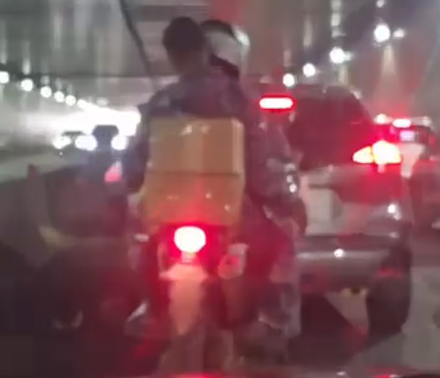 Policías en Moto por el Túnel de la 27 Generan Revuelo