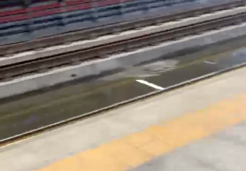 ¡Qué ‘Vaina’! El Metro de Santo Domingo con Agua en los Carriles del Km 13, ¡Un Lío! El Metro de Santo Domingo con Agua en los Carriles del Km 13, Un Lío