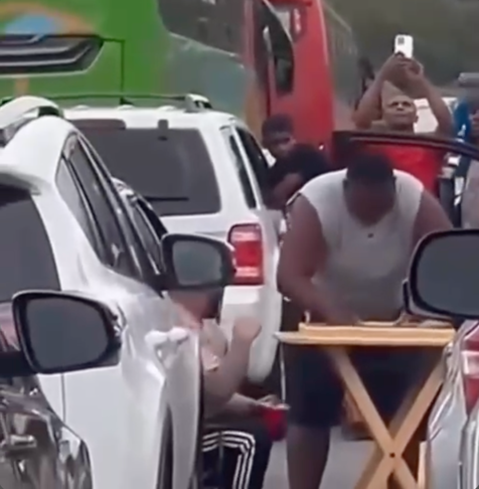 El ‘Coro’ de Dominó en el Tapón de Baní: ¡Una Vaina ‘Bacana’ o un Lío? El Coro de Dominó en el Tapón de Baní: ¿Ingenio o Imprudencia?