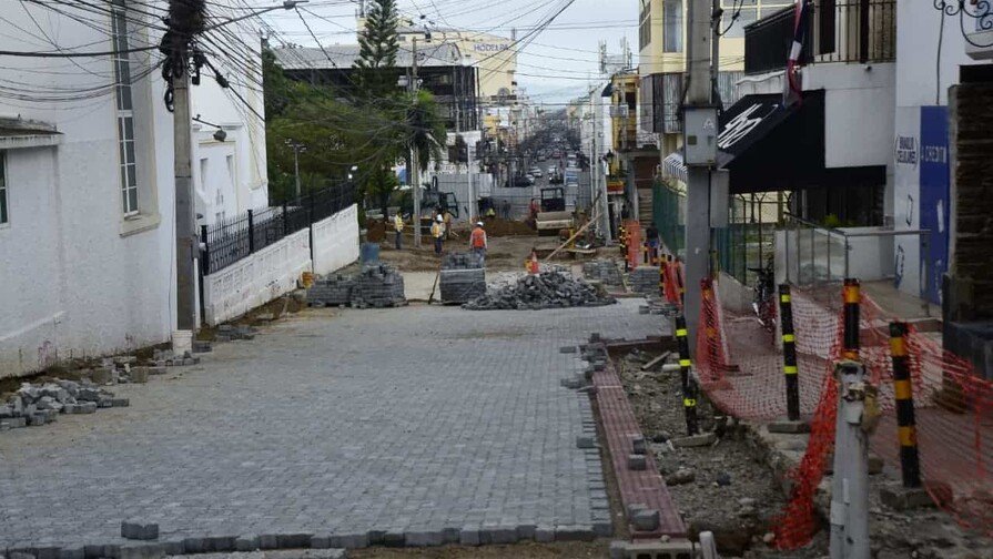 ¡Qué ‘vaina’! Comerciantes de Santiago ‘quillaos’ con los retrasos en la Calle Del Sol Comerciantes de Santiago molestos por los retrasos en la Calle Del Sol