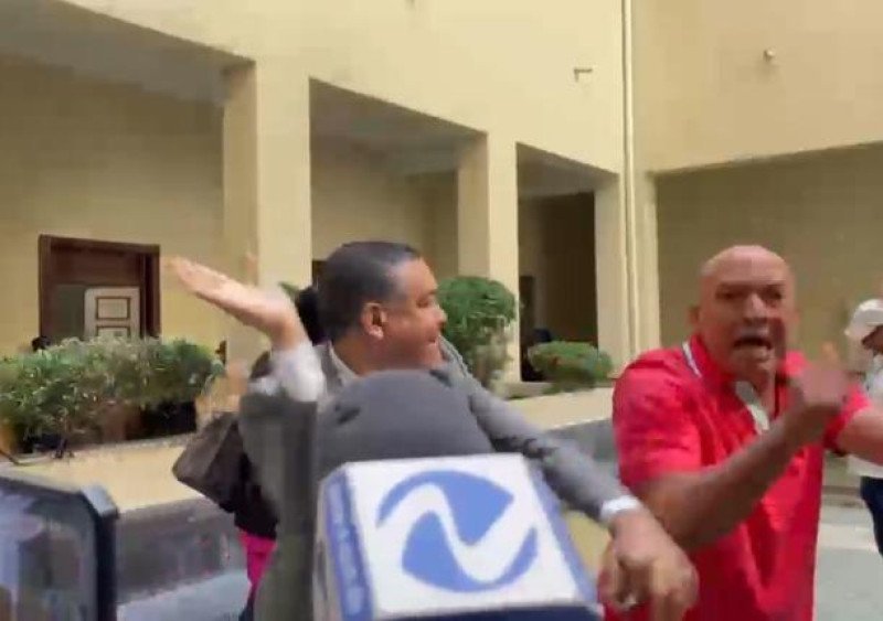 Se armó un bochinche! Comunicador suelta una bofetada en el Palacio de Justicia