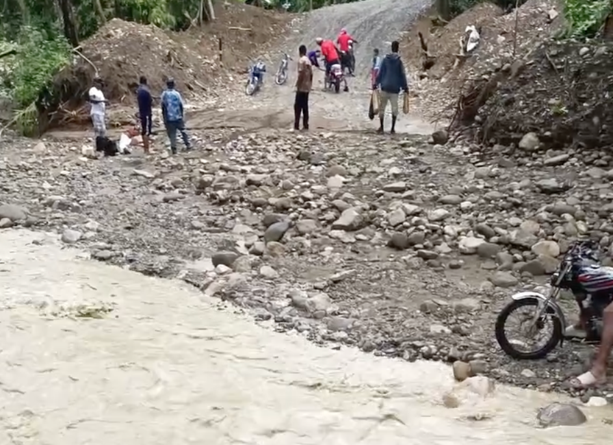 ¡Qué ‘Lío’! Colapsa puente y deja a comunidades incomunicadas Colapsa puente y deja a comunidades incomunicadas