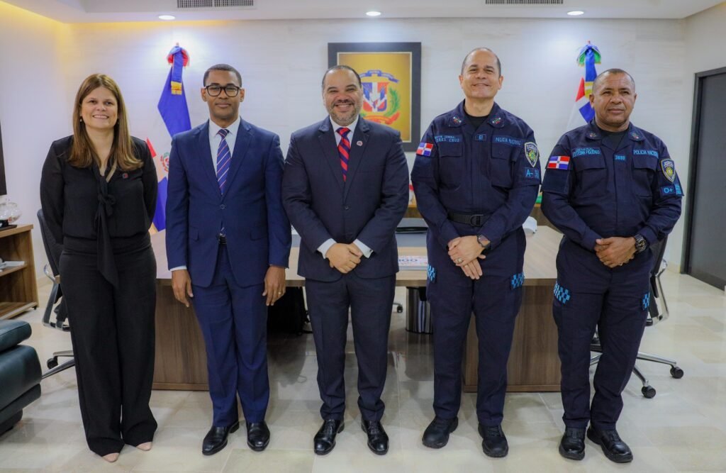 ¡Un Coro ‘Bacano’! Policía y Defensor del Pueblo se Unen por los Derechos del Pueblo Policía y Defensor del Pueblo se Unen por los Derechos Ciudadanos