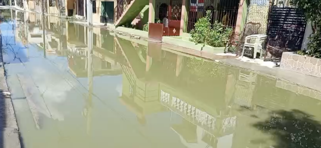 ¡Qué ‘lío’! Las aguas estancadas en Caamaño, SDE, son un ‘foco’ de enfermedades Denuncian foco de enfermedades por aguas estancadas en Caamaño, Santo Domingo Este