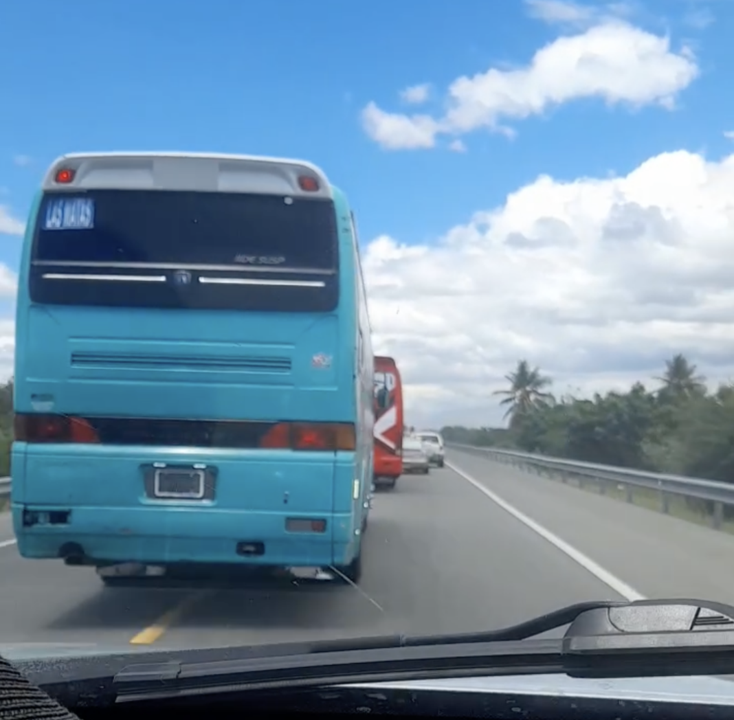 ¡Peligro en las Carreteras! El ‘Tigueraje’ de las Guaguas a la Vista Imprudencia en Carreteras por Autobuses de Transporte Público