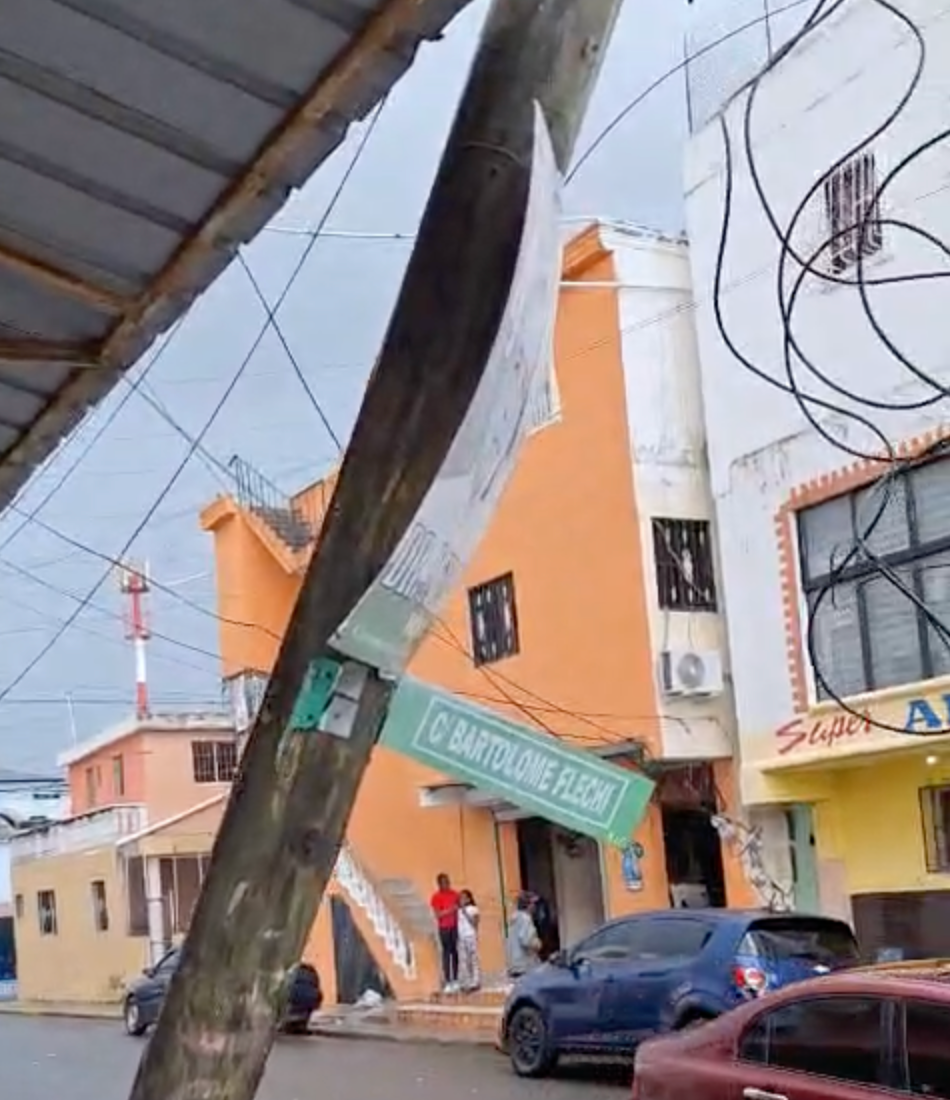 Poste fracturado amenaza El Almirante