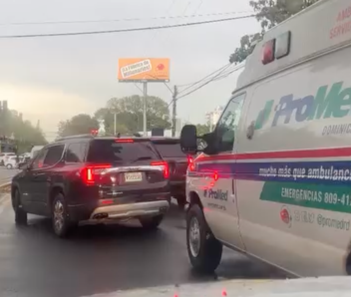 ¡Tremenda ‘Vaina’! Vehículos de Supuestos Funcionarios Obstruyen Paso a Ambulancia en Sarasota Vehiculos de Supuestos Funcionarios Obstruyen Paso a Ambulancia en Sarasota