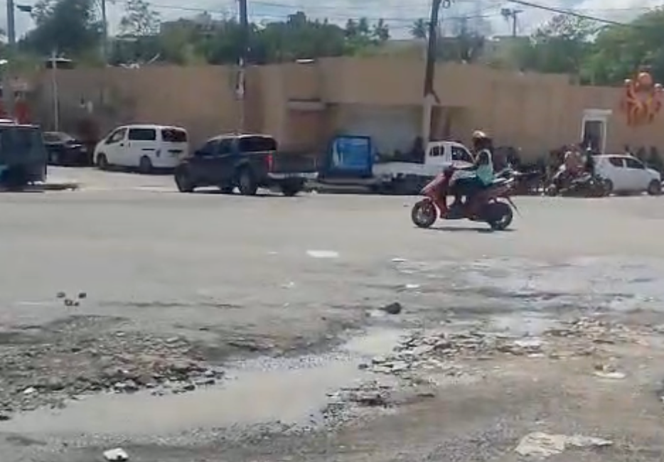 El ‘Relajo’ de la Calle Emma Balaguer en Guaricano: ¡Dos Meses de Abandono! El abandono de la Calle Emma Balaguer en Guaricano por dos meses
