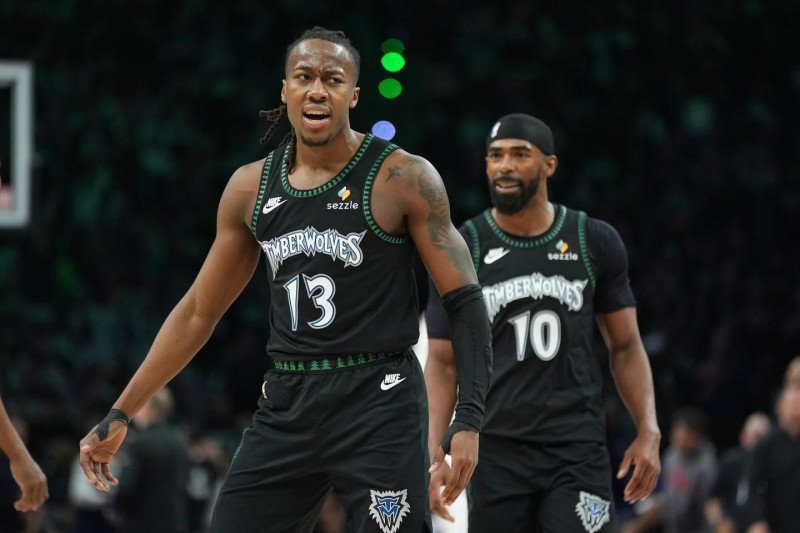 Ayo Dosunmu lidera a Minnesota a una victoria clave en los playoffs
