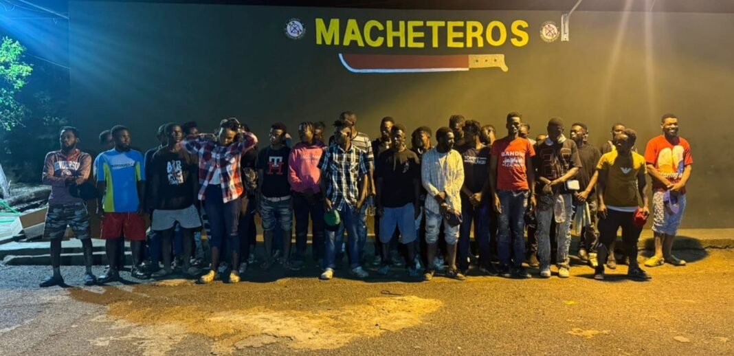 ¡Freno al ‘Coro’! El Ejército detiene ‘un viaje’ de indocumentados en Valverde Freno al Coro: El Ejercito detiene un viaje de indocumentados en Valverde