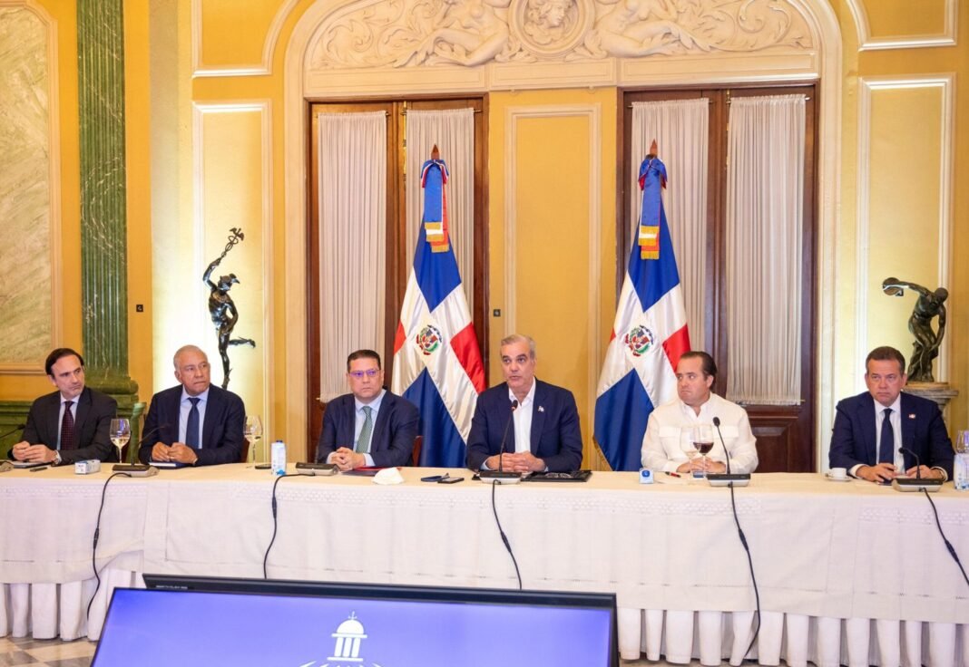 ¡No hay ‘vaina’ que nos pare! Abinader y empresarios se unen por la canasta Abinader y empresarios se unen por la canasta familiar