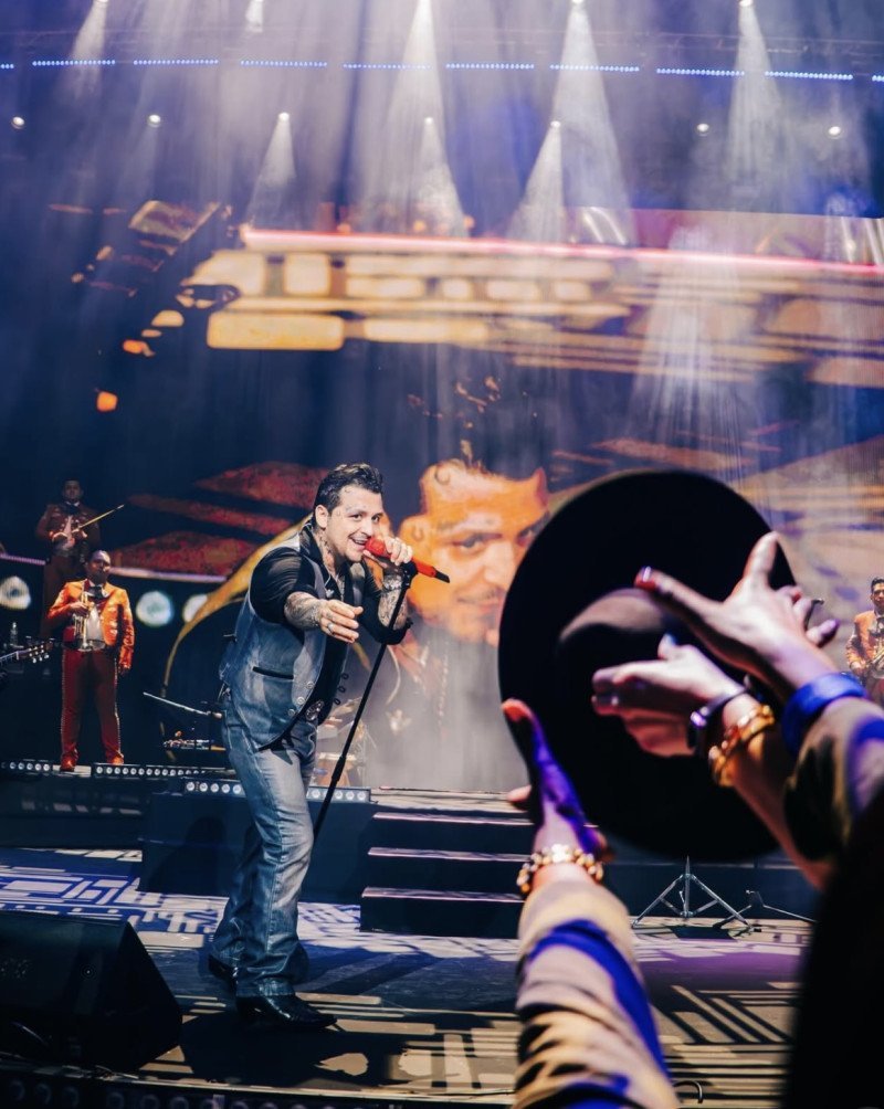 Christian Nodal ‘se botó’ en Altos de Chavón: ¡un coro bacano! Christian Nodal se botó en Altos de Chavón