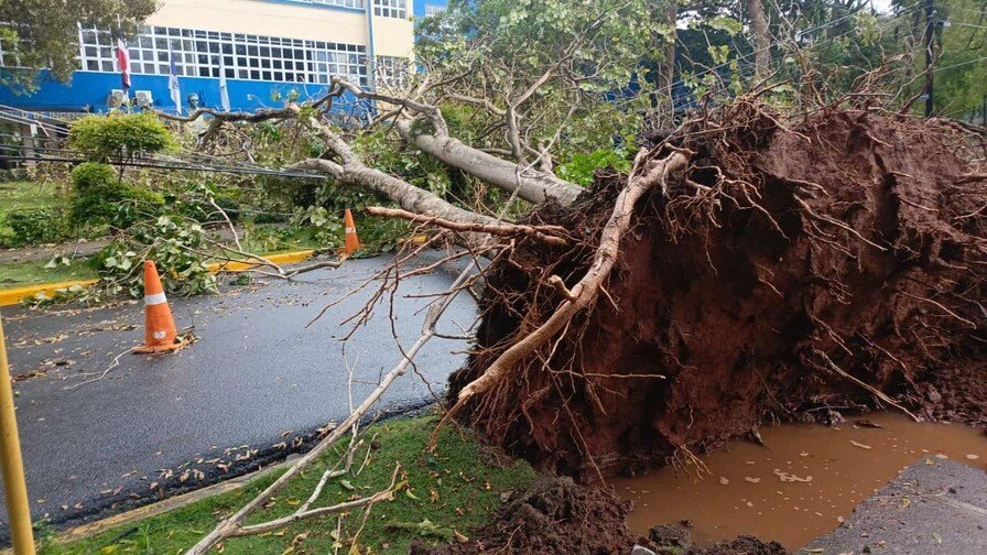 ¡Qué ‘Vaina’! Las Lluvias Armaron un Coro en el Gran Santo Domingo Lluvias Provocan Caos en el Gran Santo Domingo