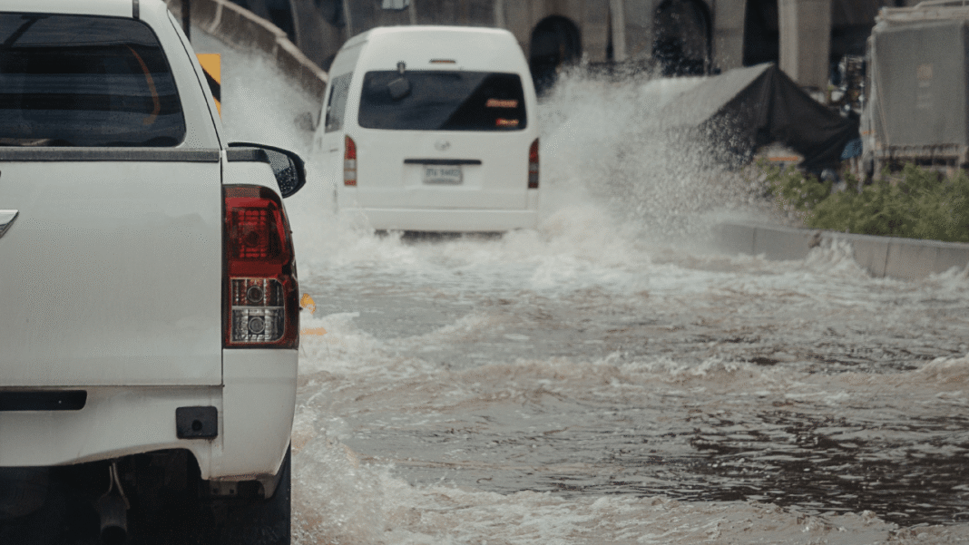 ¡Aguaceros del ‘diache’! Cibao bajo agua y el COE ‘activo’ Intensos aguaceros causan inundaciones en el Cibao; COE mantiene alertas
