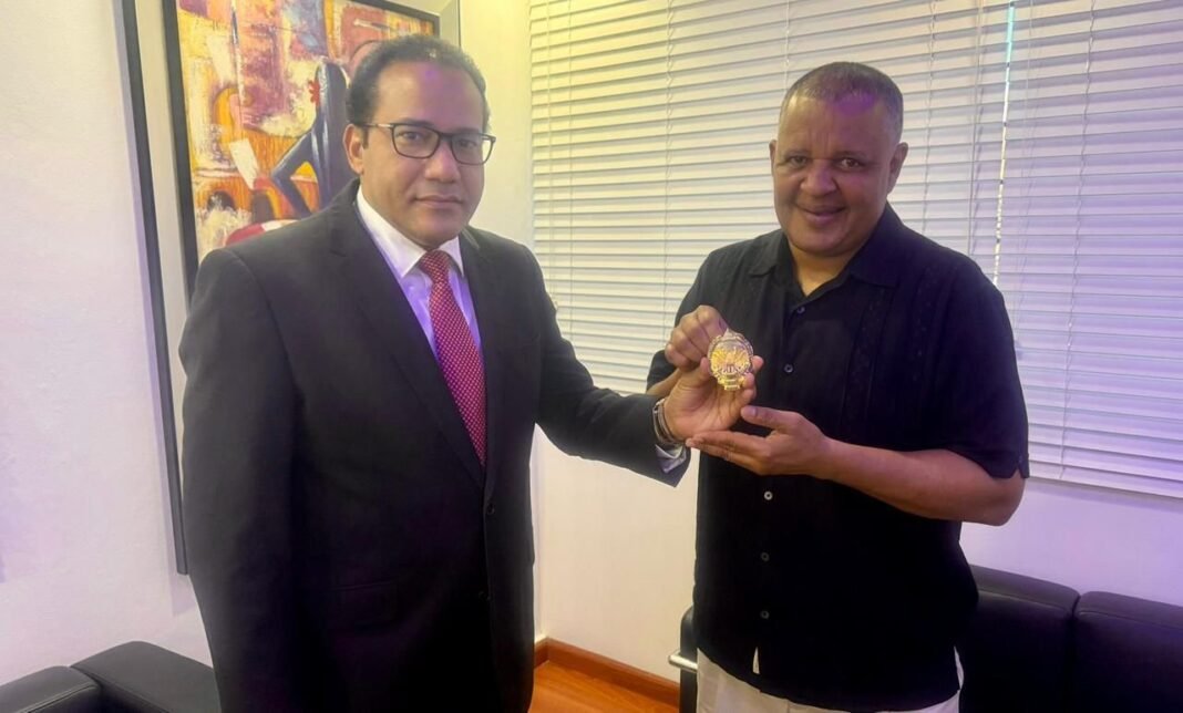 Salvador Holguín recibe reconocimiento internacional