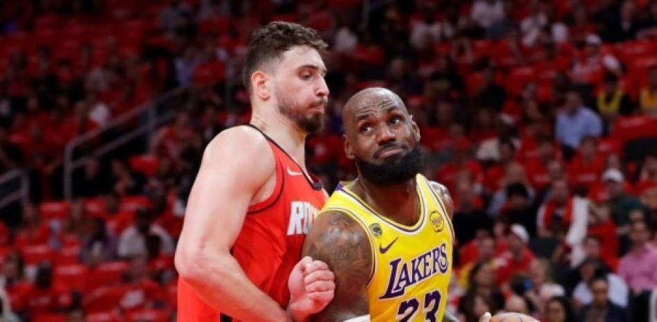 LeBron y Smart: El Liderazgo de los Lakers Brilla en Playoffs