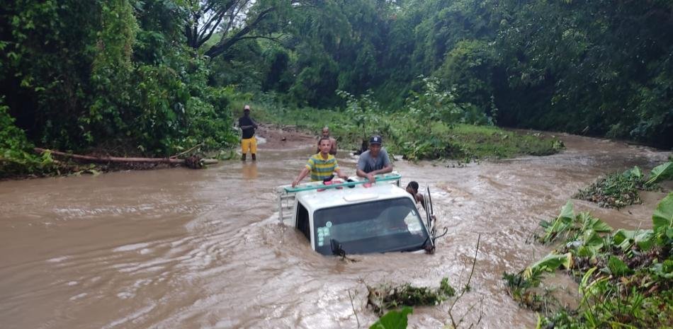 Lluvias causan desastres y reclamos en el patio dominicano