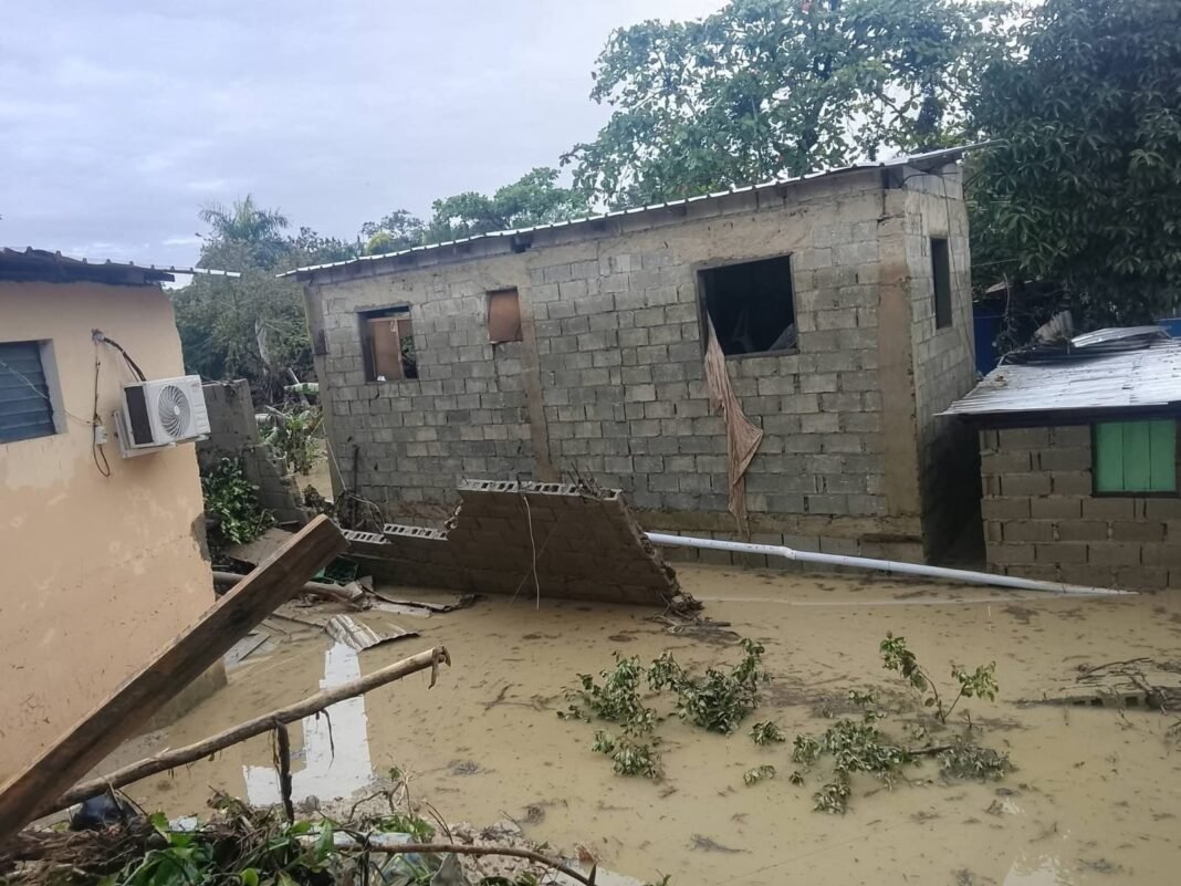 ¡La vaina está ‘fea’! Lluvias dejan un viaje de Desplazados Lluvias dejan un viaje de Desplazados en el país