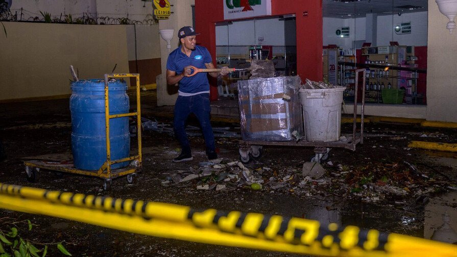 Malecón Center: ¡La ‘vaina’ fue una cornisa, no estructural! Malecón Center: La vaina fue una cornisa, no estructural