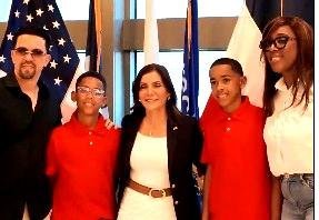 ‘Pico de Oro’ en un ‘Coro’ Diplomático: La ‘Vaina’ de Inspirar a la Juventud Dominicana Pico de Oro en Experiencia Diplomática: Inspirando a la Juventud Dominicana