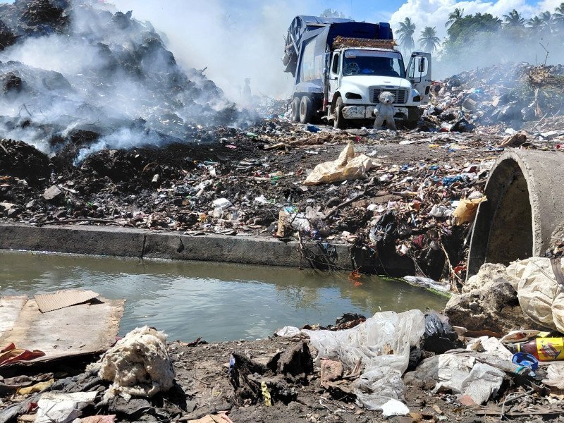 La ‘Vaina’ de la Contaminación en Baní: Obispo Pide Solución al Problema del Canal La Vaina de la Contaminación en Baní: Obispo Pide Solución al Problema del Canal