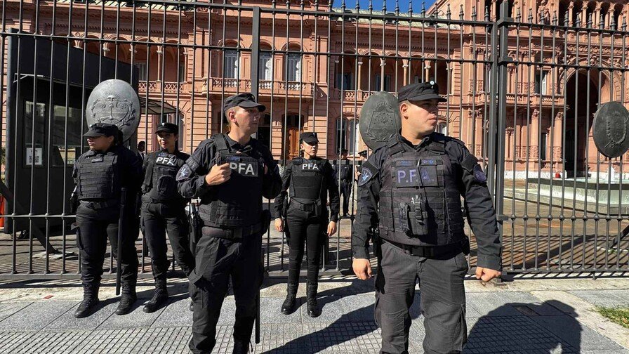 La Prensa Bloqueada en la Casa Rosada y la Iglesia Pide Diálogo