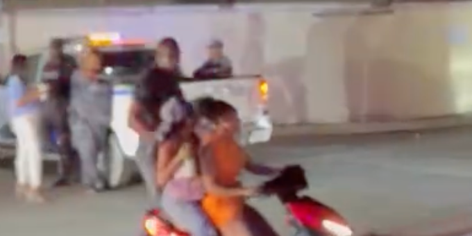 ¡Qué ‘disparate’! Policía interrumpe ‘el coro’ en Juan Dolio Policía interrumpe fiesta en Juan Dolio