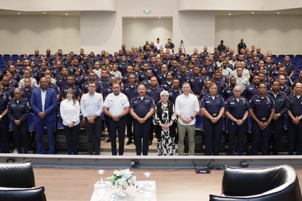 ¡Klk con la Educación Policial! La PN refuerza a sus instructores y va por buen camino La Policía Nacional refuerza educación y formación policial