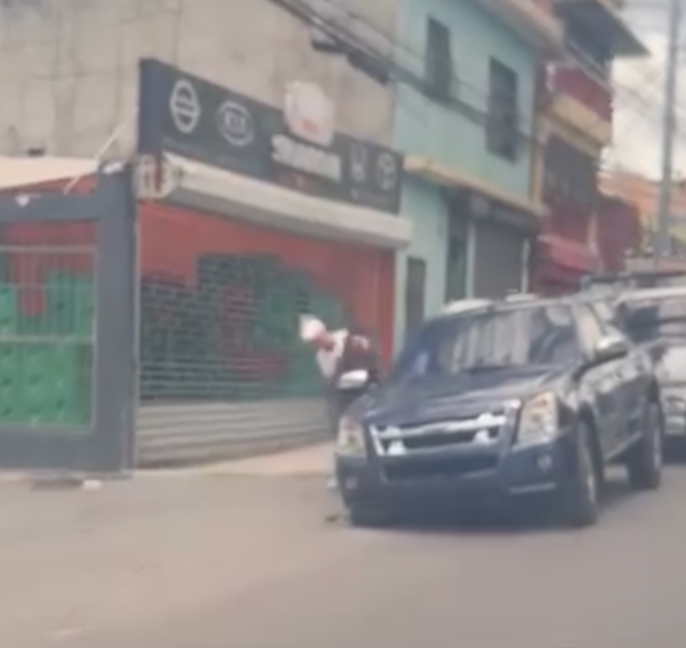 Deterioro vial en La Javilla: Un gran hoyo indigna a residentes