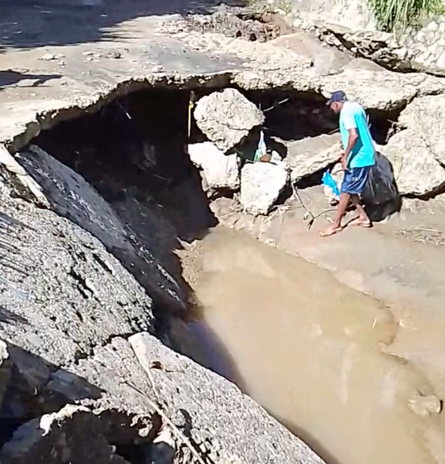 El Puente de Los Almácigos: ¡Una ‘vaina’ peligrosa que urge solución! El Puente de Los Almácigos: Urge Solución para Riesgo Mortal