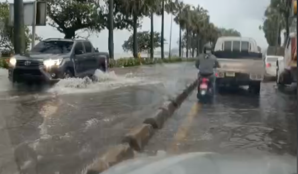 Malecón Bajo Agua Tras Lluvias en Distrito Nacional