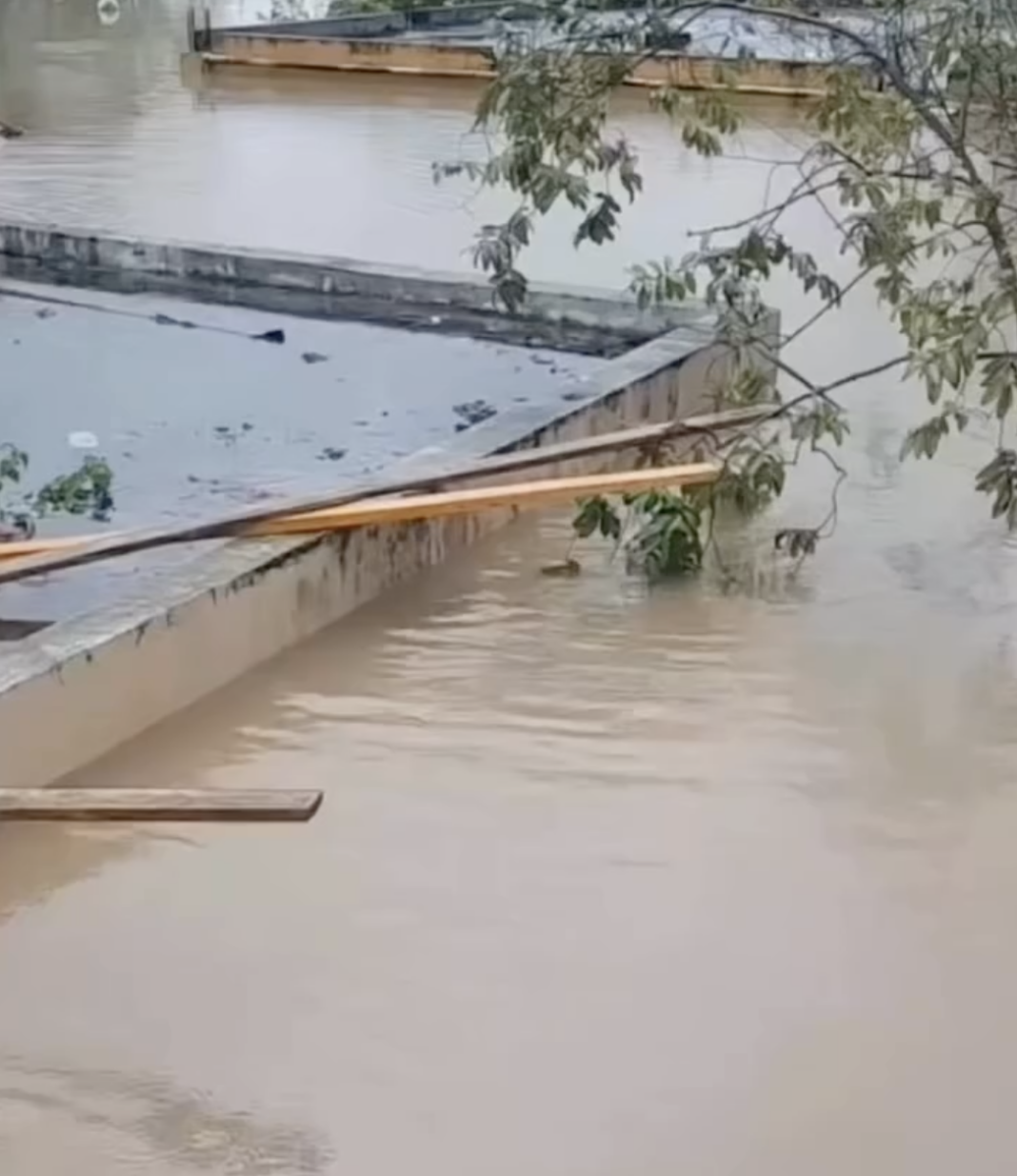 Manoguayabo bajo agua: Inundaciones críticas en Residencial Brugal