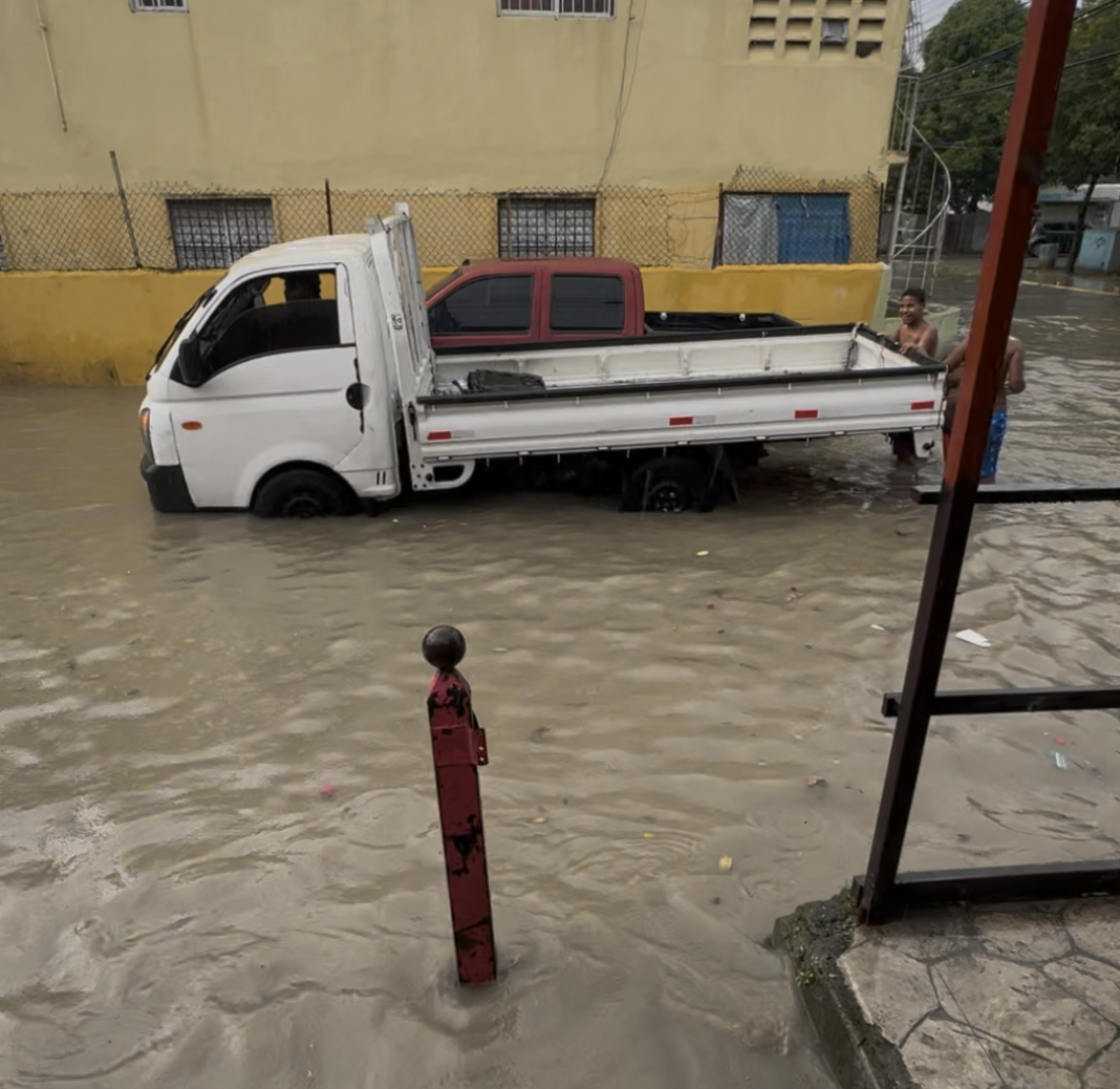 El Perla se Ahoga Calles convertidas en piscinas por el abandono