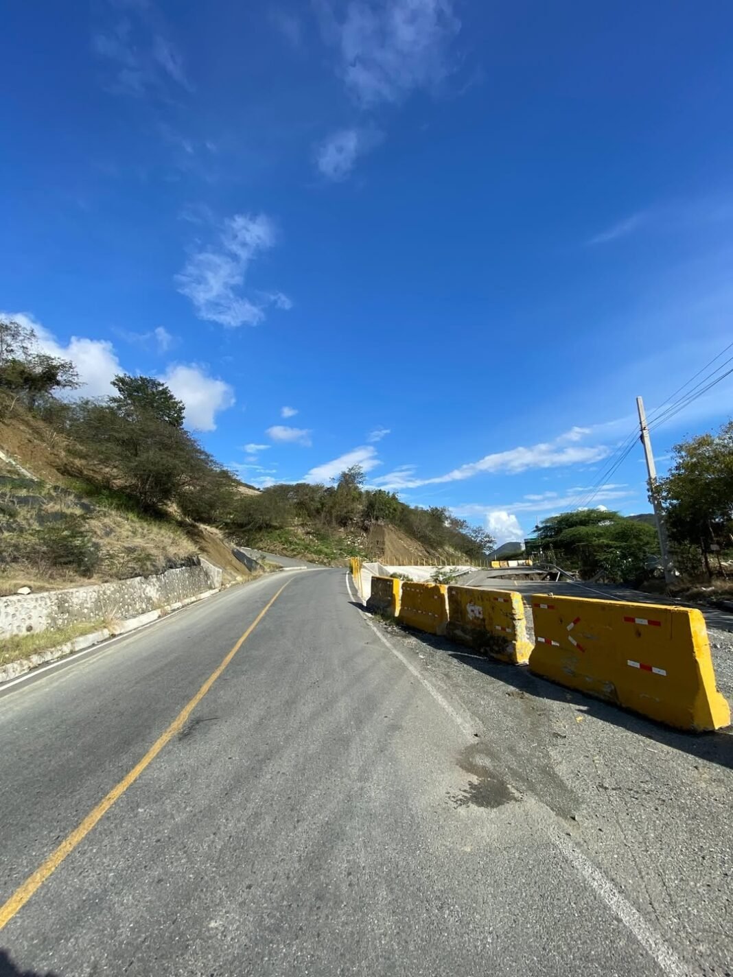 Socavón carretera Ocoa persiste sin solución.