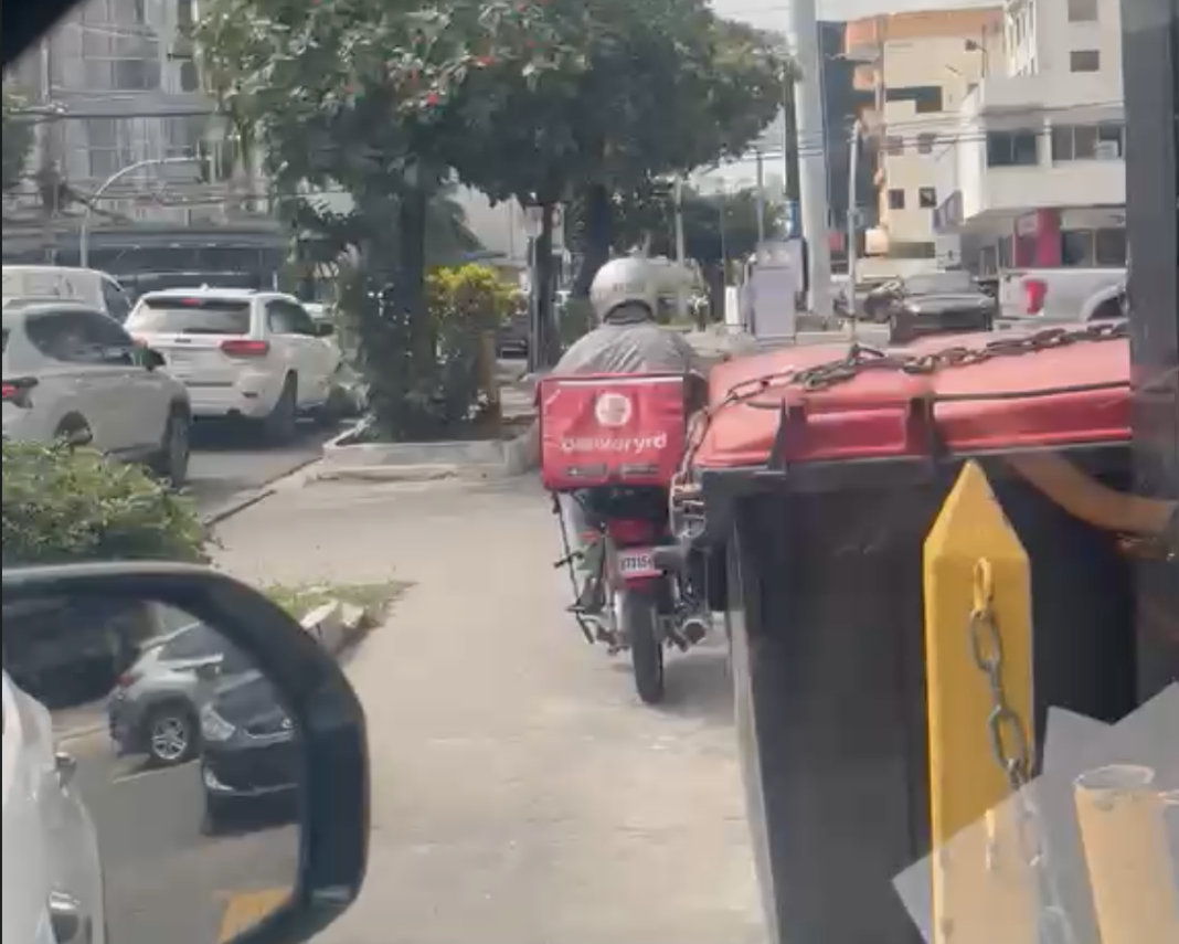 Motoristas invaden aceras en la Tiradentes tras retiro de obstáculos
