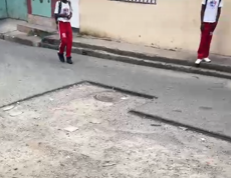 Hoyo gigante en el 24 de Abril preocupa a residentes