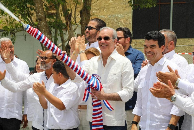 Abinader le mete un ‘viaje’ de ‘cuartos’ al agua en Ocoa: ¡Una solución bacana! Abinader invierte fuertemente en agua para Ocoa: Una solución efectiva.
