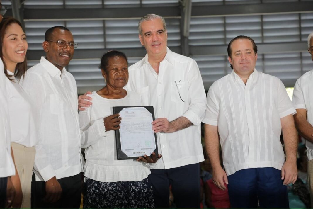 Abinader ‘se la come’ con la entrega de ‘un viaje’ de títulos en Domingo Savio Abinader se luce con la entrega de titulos en Domingo Savio