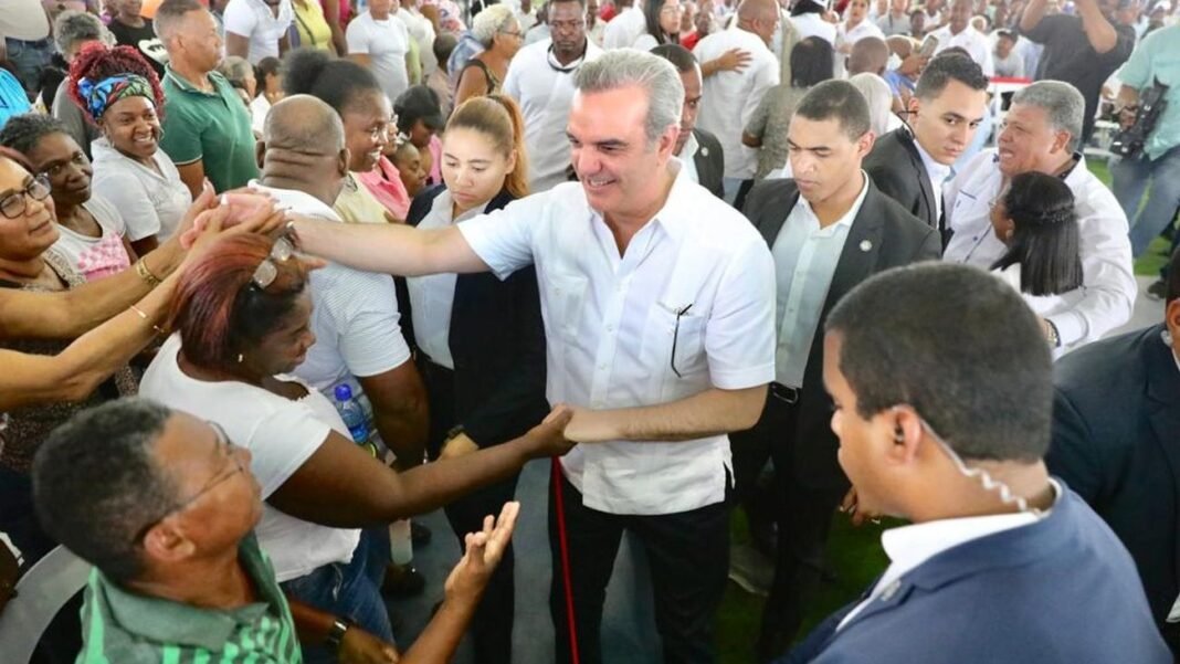 El ‘Coro’ de Obras: Abinader Reparte ‘Títulos y Obras’ en el Gran Santo Domingo El Coro de Obras: Abinader Reparte Títulos y Obras en el Gran Santo Domingo